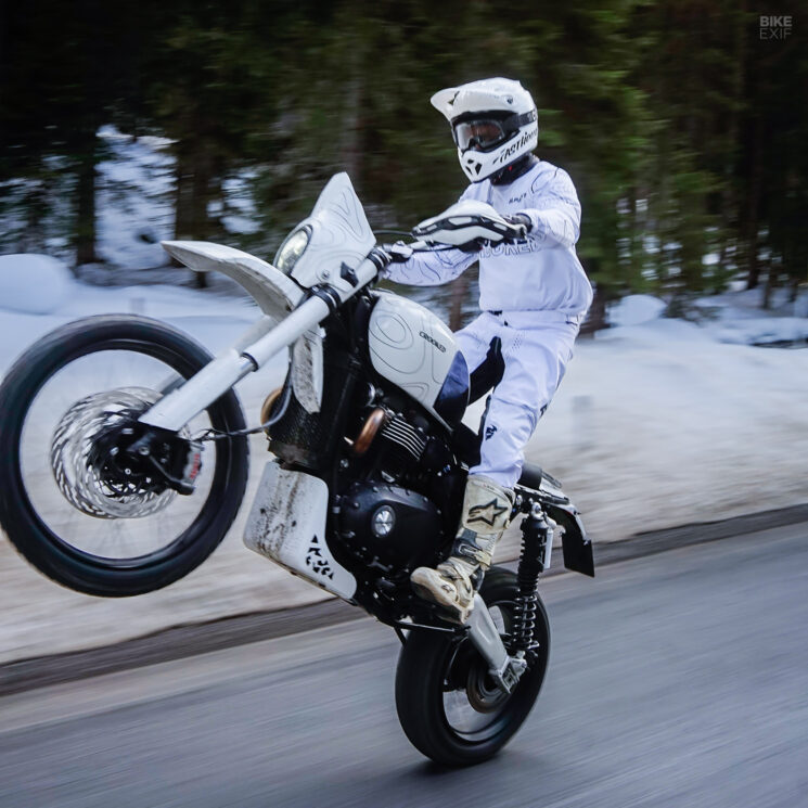 The Alps Edition Triumph Scrambler 1200 Bolt-On Kit Bolt-on par Crooked Motorcycles