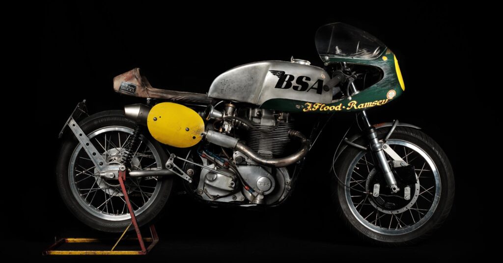 Chaque rayure sur cette étoile d'or BSA 1955 raconte une histoire