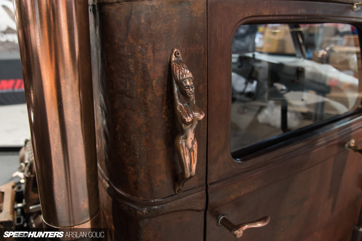 2-Diamond-T-1938-SEMA-2016_ARSLAN-GOLOC_SPEEDHUNTERS
