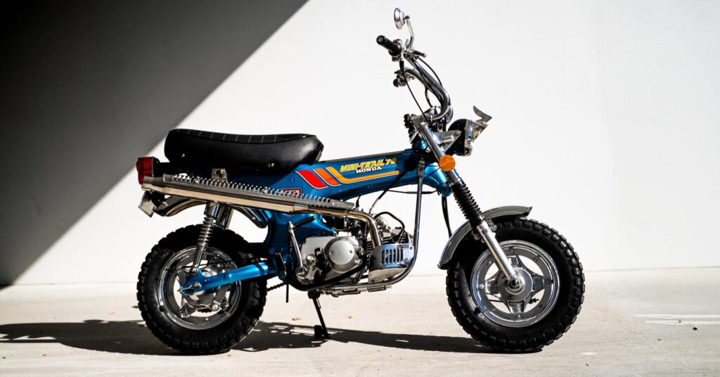 Honda Dax Rebuild: Machine de temps sarcelle de Moto construite à but spécial