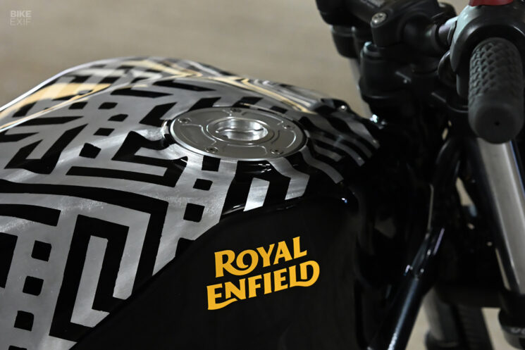 Royal Enfield Guerrilla 450 Street Tracker du magazine Sideburn