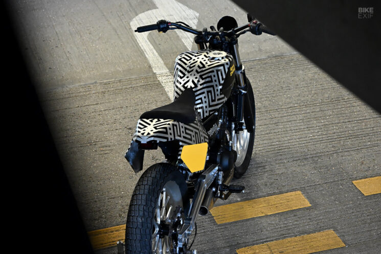 Royal Enfield Guerrilla 450 Street Tracker du magazine Sideburn