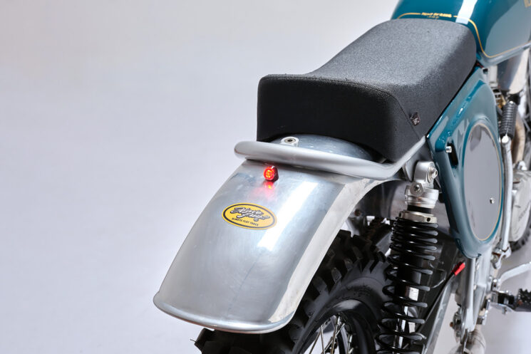 Vélo de motocross vintage construit par moteurs à roue avant