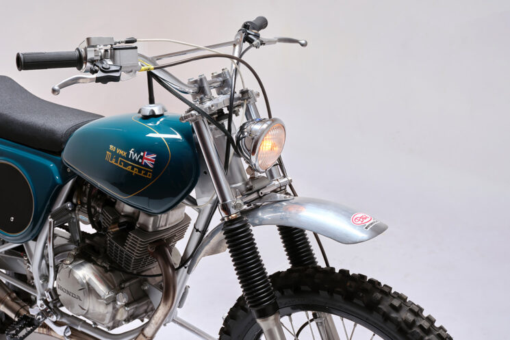 Vélo de motocross vintage construit par moteurs à roue avant