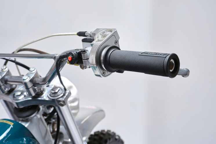 Vélo de motocross vintage construit par moteurs à roue avant