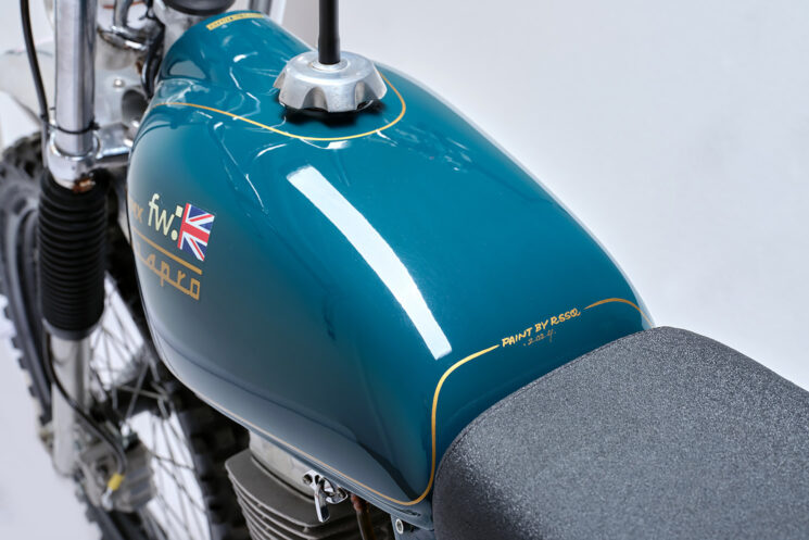 Vélo de motocross vintage construit par moteurs à roue avant