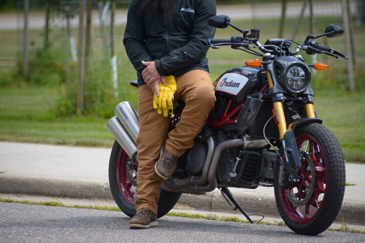 Le pantalon de moto Klim Outrider est un pantalon de conduite blindé par CE pour les croiseurs, les doubles sports et plus encore.