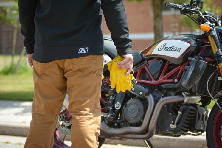 Le pantalon de moto Klim Outrider est un pantalon de conduite blindé par CE pour les croiseurs, les doubles sports et plus encore.