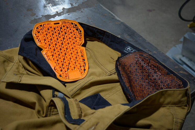 Le pantalon de moto Klim Outrider est un pantalon de conduite blindé par CE pour les croiseurs, les doubles sports et plus encore.