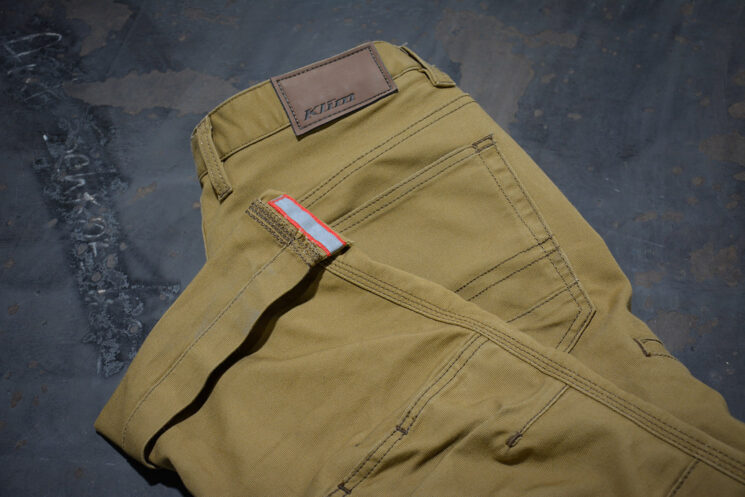 Le pantalon de moto Klim Outrider est un pantalon de conduite blindé par CE pour les croiseurs, les doubles sports et plus encore.