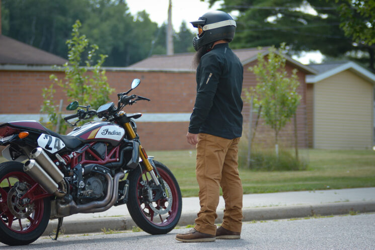 Le pantalon de moto Klim Outrider est un pantalon de conduite blindé par CE pour les croiseurs, les doubles sports et plus encore.