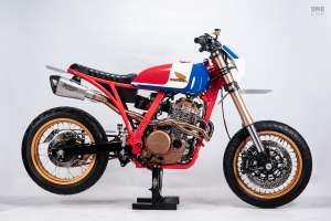 Honda NX650 personnalisé par STG Tracker