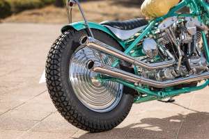 Harley-Davidson Shovelhead avec réservoir de carburant réaliste en forme de cacahuète par Sun Motorcycles, Heiwa MC et Wedge