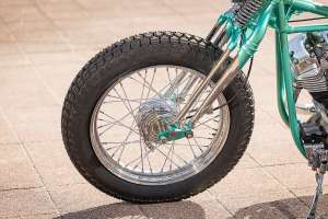 Harley-Davidson Shovelhead avec réservoir de carburant réaliste en forme de cacahuète par Sun Motorcycles, Heiwa MC et Wedge