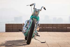 Harley-Davidson Shovelhead avec réservoir de carburant réaliste en forme de cacahuète par Sun Motorcycles, Heiwa MC et Wedge
