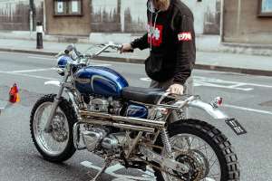Traîneau du désert Kawasaki W650 par Dirty Dick's Motos