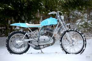 Moto de neige : une Penton avec des pneus à glace cloutés