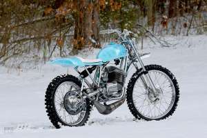 Moto de neige : une Penton avec des pneus à glace cloutés
