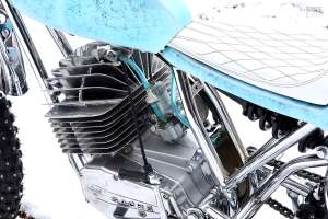 Moto de neige : une Penton avec des pneus à glace cloutés