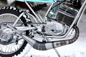 Moto de neige : une Penton avec des pneus à glace cloutés