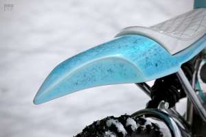 Moto de neige : une Penton avec des pneus à glace cloutés