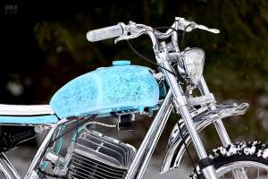 Moto de neige : une Penton avec des pneus à glace cloutés