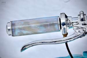 Moto de neige : une Penton avec des pneus à glace cloutés