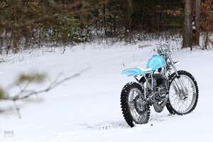 Moto de neige : une Penton avec des pneus à glace cloutés