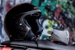 C&rsquo;est le casque de moto modulaire le plus étrange que j&rsquo;ai jamais vu. Cela donne Mortal Kombat