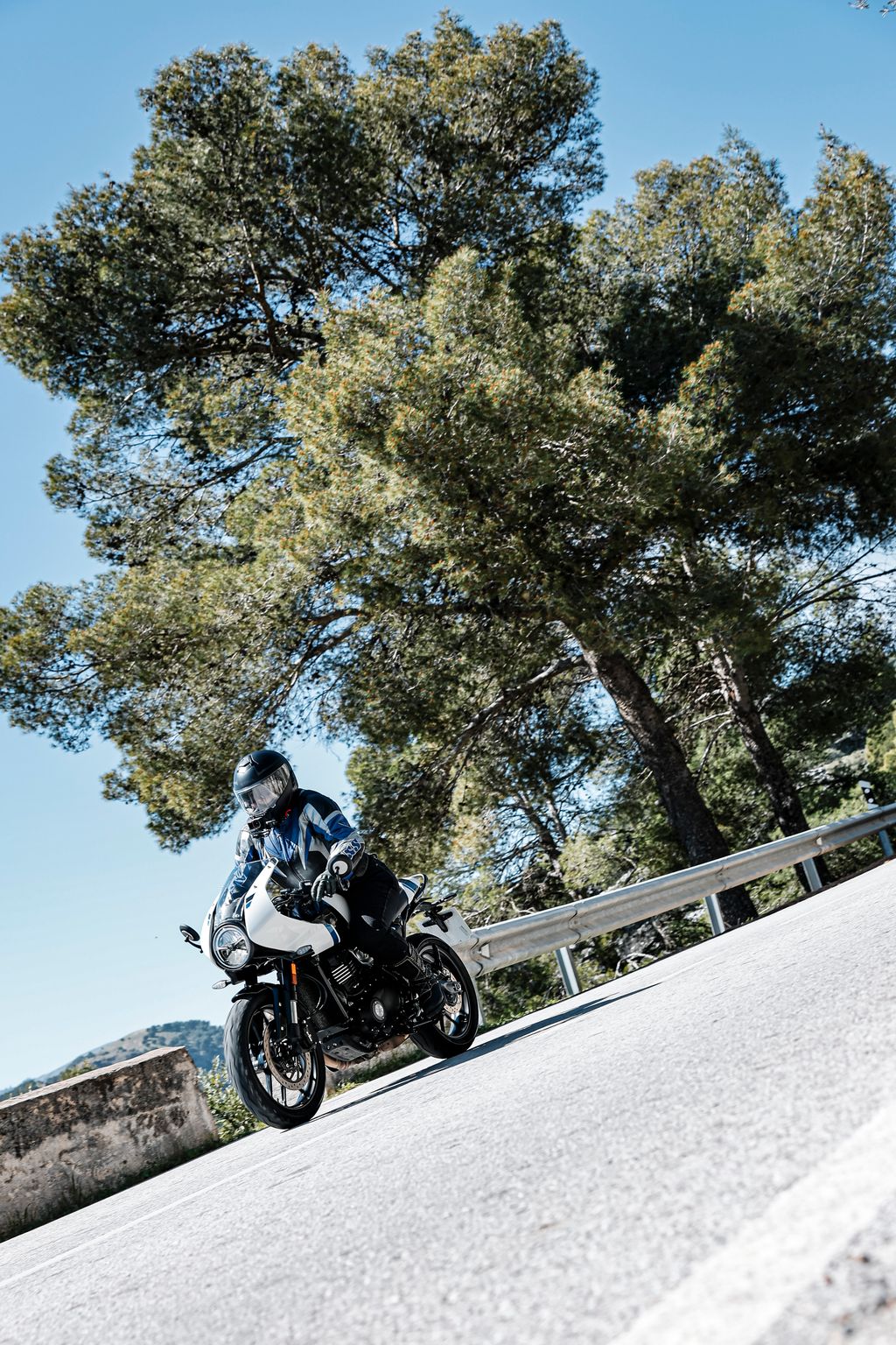 Premier tour de la Triumph Thruxton 400
