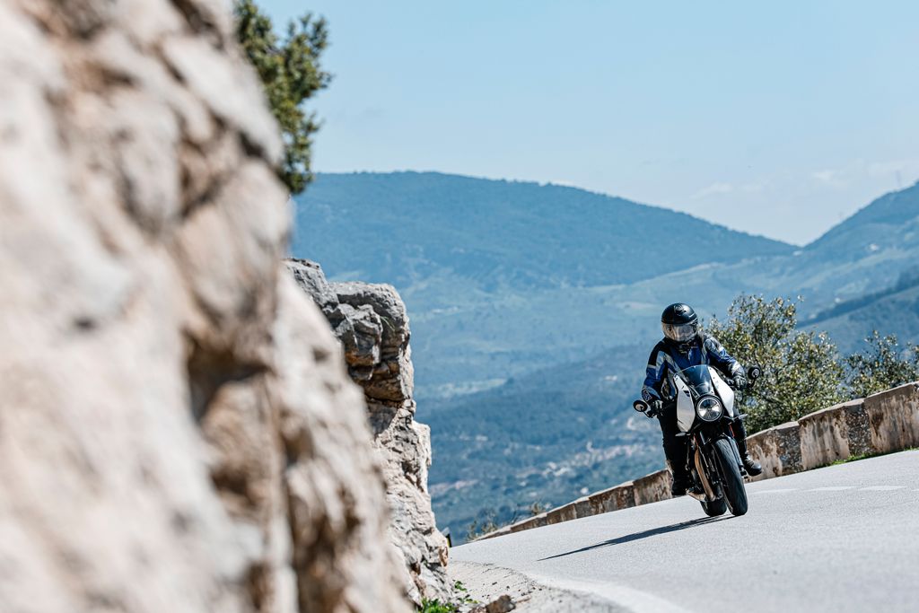 Triumph Thruxton 400 - Premier tour