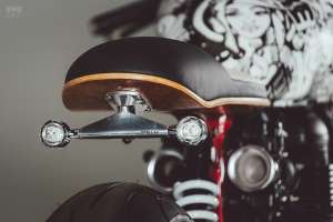 Un café racer Triumph Thruxton avec une ambiance street art par Hands Bruechle