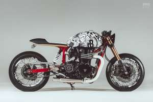 Un café racer Triumph Thruxton avec une ambiance street art par Hands Bruechle