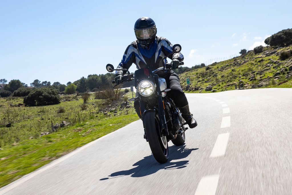 Premier tour de la Triumph Tracker 400