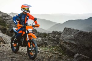 Ce KTM Dirtbike ne tourne pas et ne bouge pas. Mais c&rsquo;est toujours totalement badass