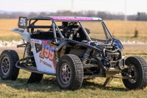 Cette voiture de course tout-terrain vend son UTV de course pour aider une association caritative contre le cancer des enfants