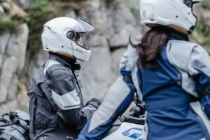 Il y a un nouveau casque de moto KLIM Touring, et il a l&rsquo;air vraiment cool