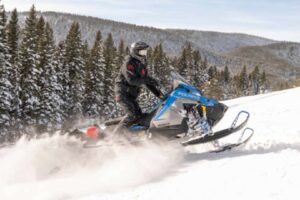 Regardez un skieur se faire presque écraser par une motoneige et échapper de peu à une blessure
