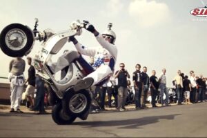 Un groupe de scooters Vespa ont déjà couru sur une piste de course sur un toit, et c&rsquo;est tellement plus cool qu&rsquo;il n&rsquo;y paraît