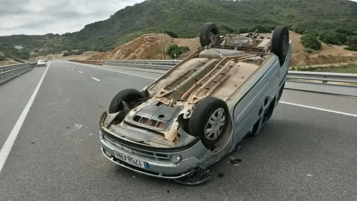 Accident de voiture renversé 700x394