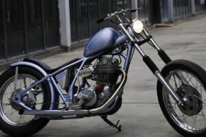 Sérénité monocylindre : le hachoir Yamaha SR400 de Roninsu