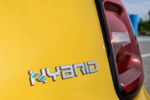 Nous savons tous que les voitures électriques se sentent mal au froid, mais attention à l&rsquo;effet de la chaleur sur les hybrides.