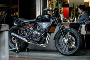 Un tracker de rue doté de la puissance Yamaha MT-07 optimisée pour la course de Deus