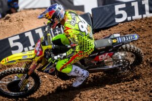 Allez au complet Ken Roczen avec ce package de championnat Suzuki RM ARMY