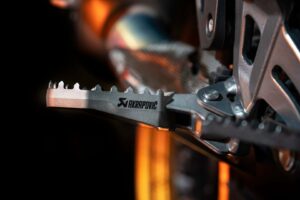 Attendez, Akrapovič fabrique des repose-pieds maintenant ?
