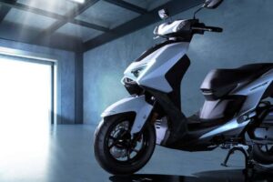 Ce petit scooter Yamaha fait de grandes choses en moto