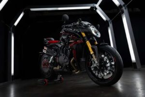 Cette Superbike a été modifiée par un tas de tuners Audi, et nous sommes là pour ça