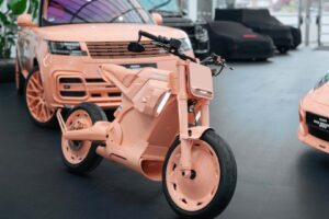 Cette étrange moto électrique ressemble à un concept qui s&rsquo;est échappé dans la vraie vie