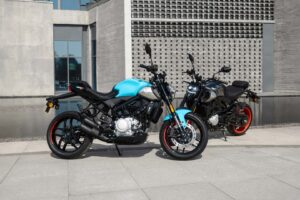 Cette moto de 125 cm3 a un bras oscillant unilatéral, style monstre, probablement un prix mini