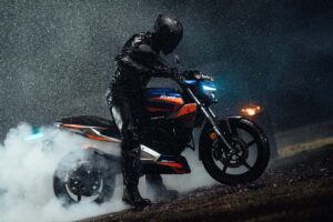 Cette moto électrique indienne est très bon marché et pourrait changer la donne